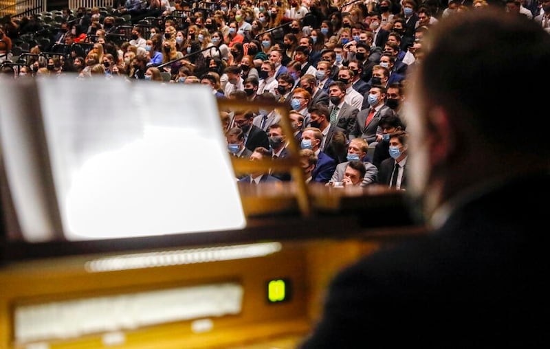 Missionários de A Igreja de Jesus Cristo dos Santos dos Últimos Dias cantam o hino de encerramento durante um devocional com Jean B. Bingham, presidente geral da Sociedade de Socorro, no Centro de Treinamento Missionário em Provo, Utah, na terça-feira, 22 de fevereiro de 2022.