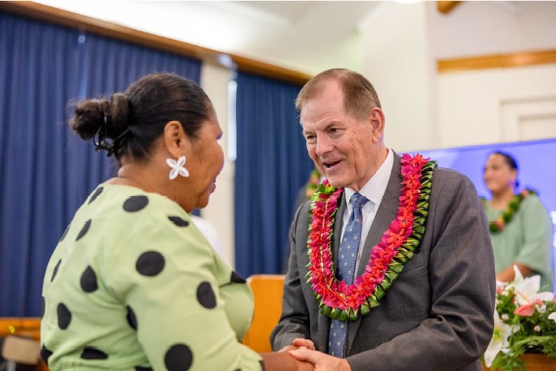 Elder Gary E. Stevenson do Quórum dos Doze Apóstolos encontra-se com líderes locais da Igreja em Apia, Samoa, em 23 de maio de 2026.