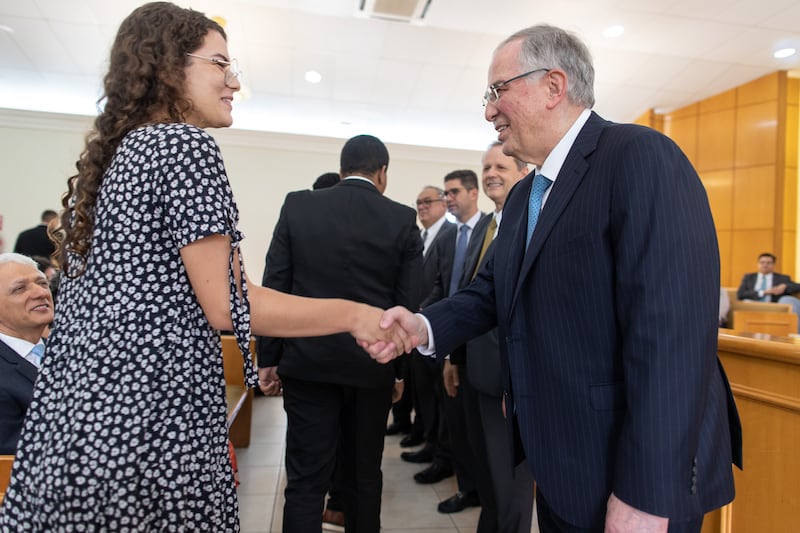 Élder Neil L. Andersen, do Quórum dos Doze Apóstolos, cumprimenta uma sister, assim como todos os missionários das duas missões sediadas em Recife, Brasil, antes de uma reunião no sábado, 4 de março de 2023.