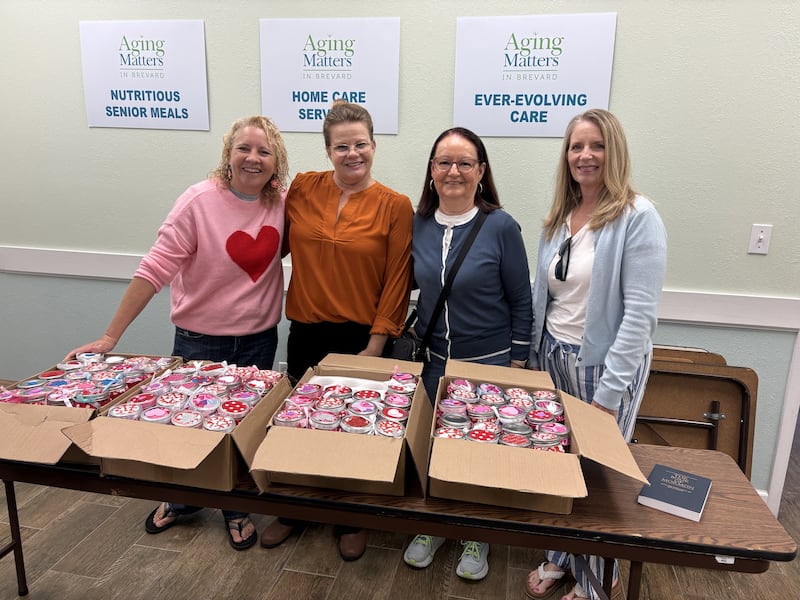 Quatro mulheres da Estaca Cocoa Florida e Aging Matters; mostram os "potes da alegria" de Dia dos Namorados feitos durante uma atividade da Sociedade de Socorro da estaca em fevereiro de 2026.