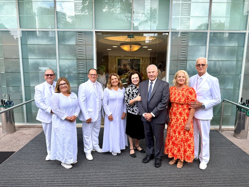 Elder Ronald A. Rasband e Sister Melanie Rasband tiram uma foto fora do Templo de Recife Brasil com os líderes do templo.