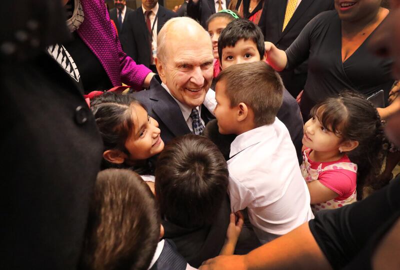 Presidente Russell M. Nelson recebe abraços das crianças, após um devocional em Assunção, Paraguai, na segunda-feira, dia 22 de outubro, 2018.