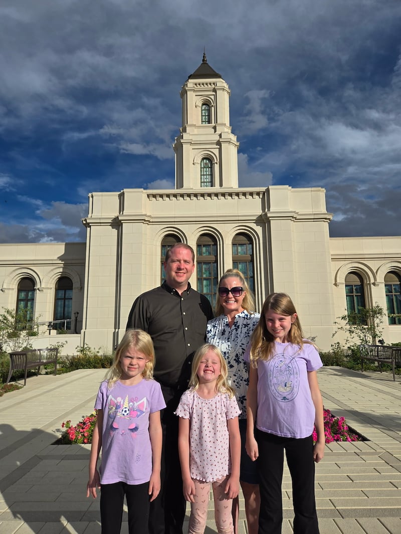 Luke Hopkin, atrás à esquerda, e sua esposa, Sara Hopkin, estão com suas filhas Kapree, Violet e Alyce Hopkin do lado de fora do Templo de Cody Wyoming em 2026.