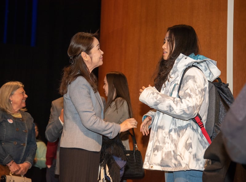 A irmã Tazuko Yamashita fala com uma aluna da BYU–Idaho após um devocional no campus realizado na terça-feira, 8 de novembro de 2022.