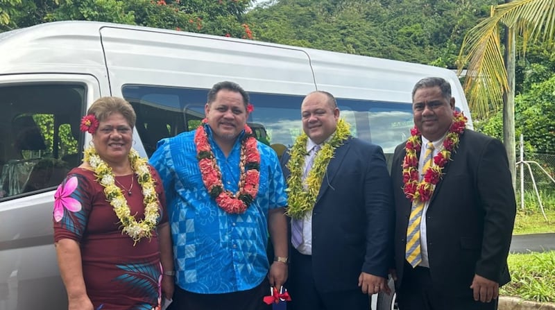 Da esquerda: June Scanlan Lui, Diretora Geral e CEO do Ministério da Saúde de Samoa; o Ministro Associado da Saúde Motuopua’a Seve Henney Henry Papali’i; e Elder H. Jason Joseph e Elder Denny Fa’alogo; ambos Setentas Autoridades Gerais da Igreja de Jesus Cristo dos Santos dos Últimos Dias, posam para uma foto em um evento de entrega no Hospital Tupua Tamasese Meaole em Apia, Samoa, 21 de abril de 2026.