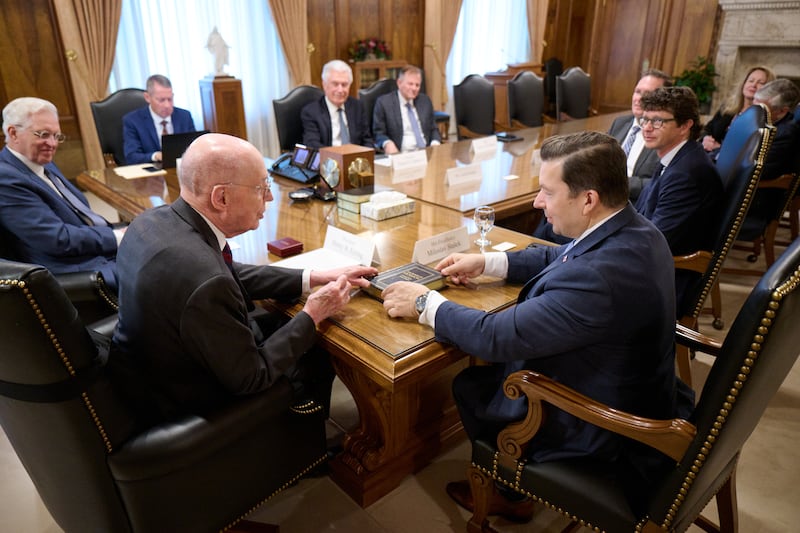 O Presidente Henry B. Eyring, primeiro conselheiro na Primeira Presidência, apresenta um Livro de Mórmon de capa dura a Miloslav Stašek, embaixador da República Tcheca nos Estados Unidos, durante uma visita no Edifício de Administração da Igreja em Salt Lake City, Utah, na terça-feira, 28 de abril de 2026.
