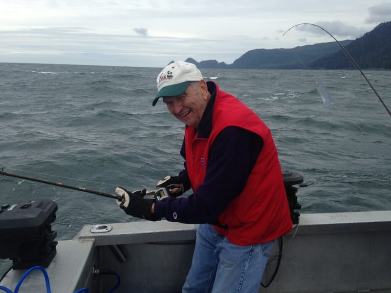 Presidente Russell M. Nelson pescando salmão em Ketchikan, Alasca, em julho de 2016.