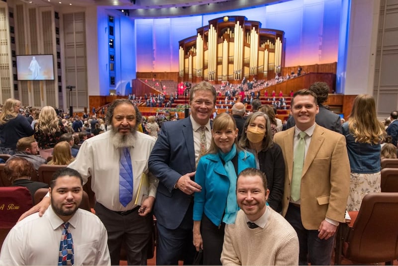 Andrea Brett sorri com amigos e família no Centro de Conferências em Salt Lake City em 6 de abril de 2025.