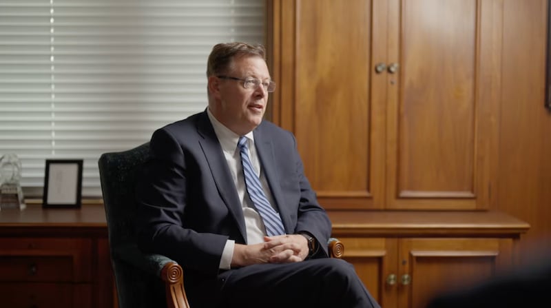 Elder Clark G. Gilbert fala em seu escritório em Salt Lake City em um vídeo lançado na segunda-feira, 18 de maio de 2026.