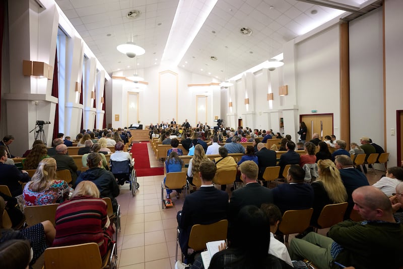 Élder David A. Bednar, do Quórum dos Doze Apóstolos, discursa em devocional em Bucareste, Romênia, no domingo, 16 de outubro de 2022.