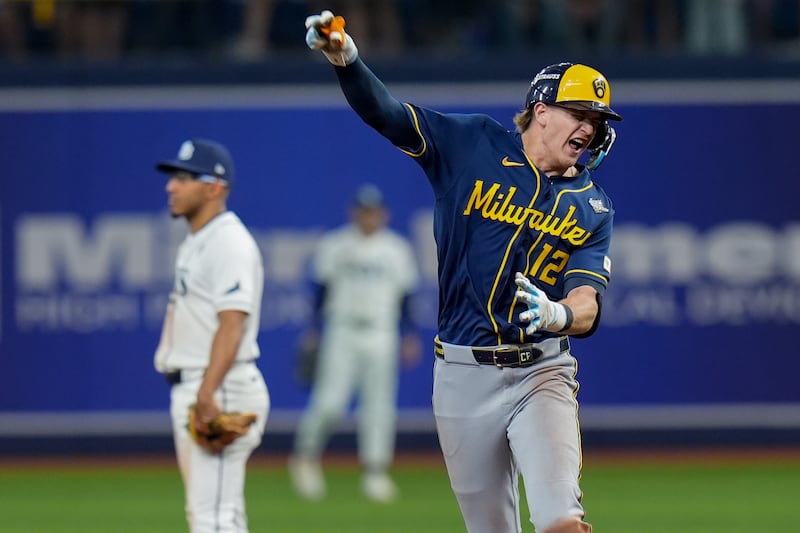 O asterozinho dos Milwaukee Brewers Cooper Pratt comemora seu home run solo durante o 12º inning do Jogo 4 da World Series de beisebol, quarta-feira, 28 de outubro de 2026, em St. Petersburg, Flórida, entre os Milwaukee Brewers e o Tampa Bay Rays.