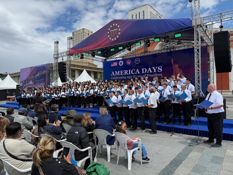 Membros de A Igreja de Jesus Cristo dos Santos dos Últimos Dias cantam "America the Beautiful" como parte de uma celebração de "America Days" em Ulaanbaatar, Mongólia, em 6 de junho de 2026.
