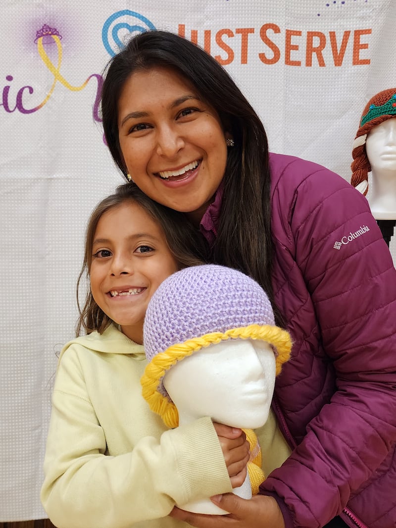 Membros da Igreja e voluntários do ServirAgora fazem perucas para crianças com câncer, como parte do Magic Yarn Project, na sede da Estaca Saratoga Califórnia, de 20 a 21 de outubro de 2023.