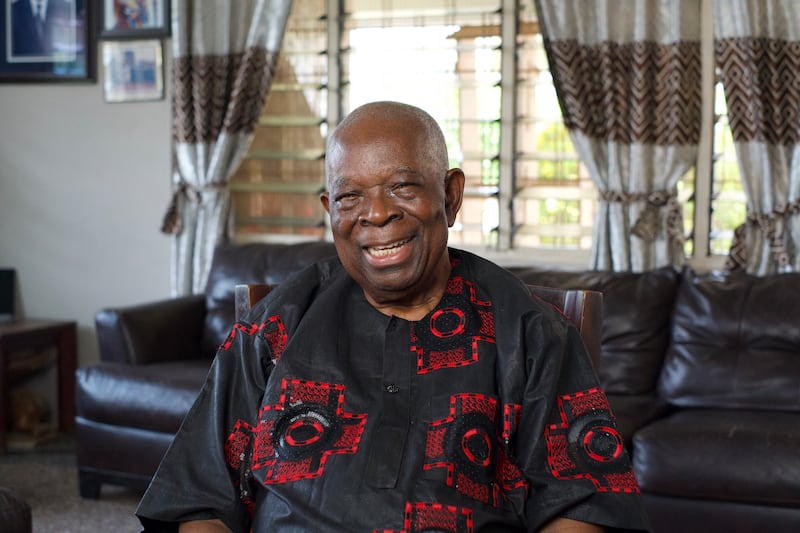 Emmanuel A. Kissi, que serviu como presidente interino da Missão Acra Gana de 1989 a 1991 durante "O Congelamento", é entrevistado para uma série de documentários.