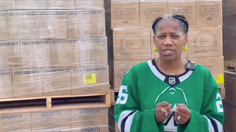 Cheryl Jackson, a proprietária da Minnie’s Food Pantry em Plano, Texas, fala em um vídeo nas redes sociais sobre uma doação de alimentos da Igreja de Jesus Cristo dos Santos dos Últimos Dias em maio de 2025.