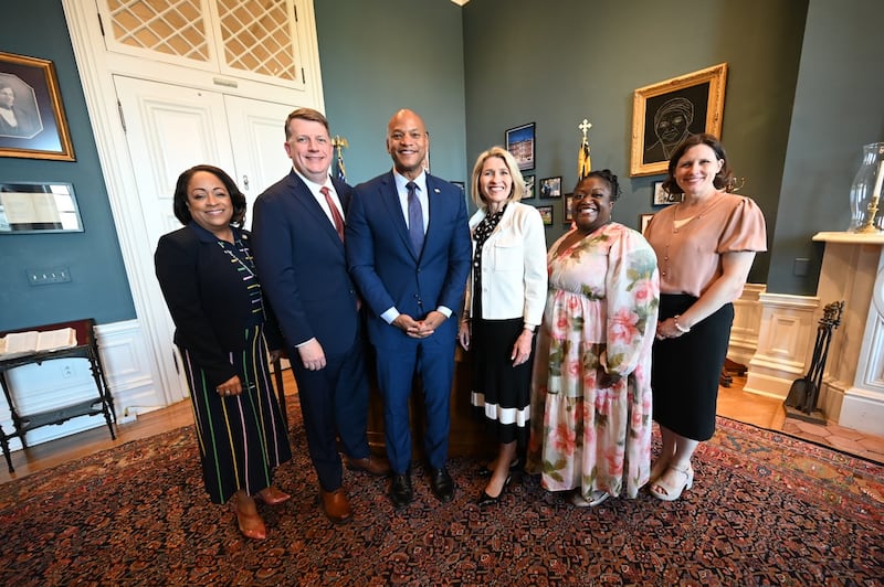 Lora Hargrove, Elder Michael P. Brady, Governador de Maryland Wes Moore, Presidente Camille N. Johnson, irmã Eme Martin e Bente Uhlig tiram uma foto após o encontro no gabinete do governador em Annapolis, Maryland, na sexta-feira, 15 de maio de 2026.