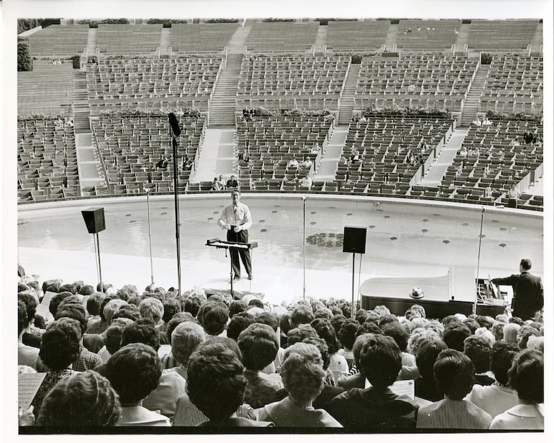 Richard P. Condie, o diretor musical e regente do Coro do Tabernáculo na Praça do Templo, conduz o coro em um ensaio antes de um concerto no Hollywood Bowl em Los Angeles, Califórnia, em maio de 1963.