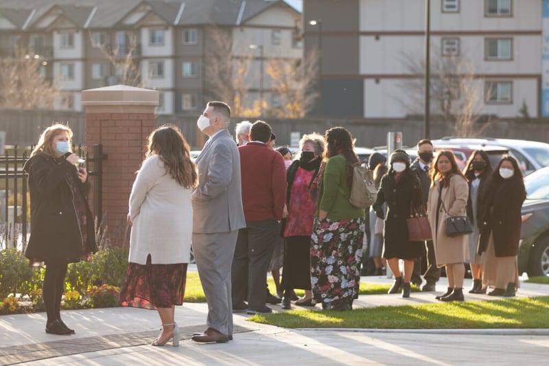 As pessoas se misturam entre as sessões da dedicação do Templo de Winnipeg Manitoba em Winnipeg, Canadá, domingo, 31 de outubro de 2021.