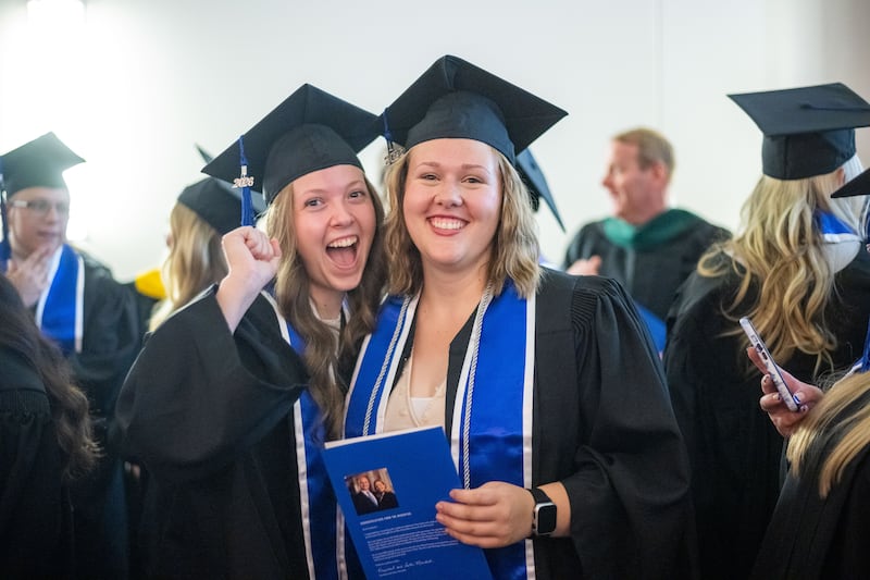 Formandos posam para fotos fora do BYU–I Center após a cerimônia de formatura na quinta-feira, 23 de julho de 2026, em Rexburg, Idaho.