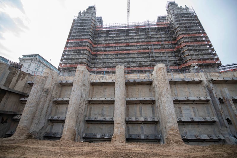 A parede protetora ao redor do Templo de Salt Lake foi descoberta para preparar os três futuros andares subterrâneos em um anexo do templo, em setembro de 2021.
