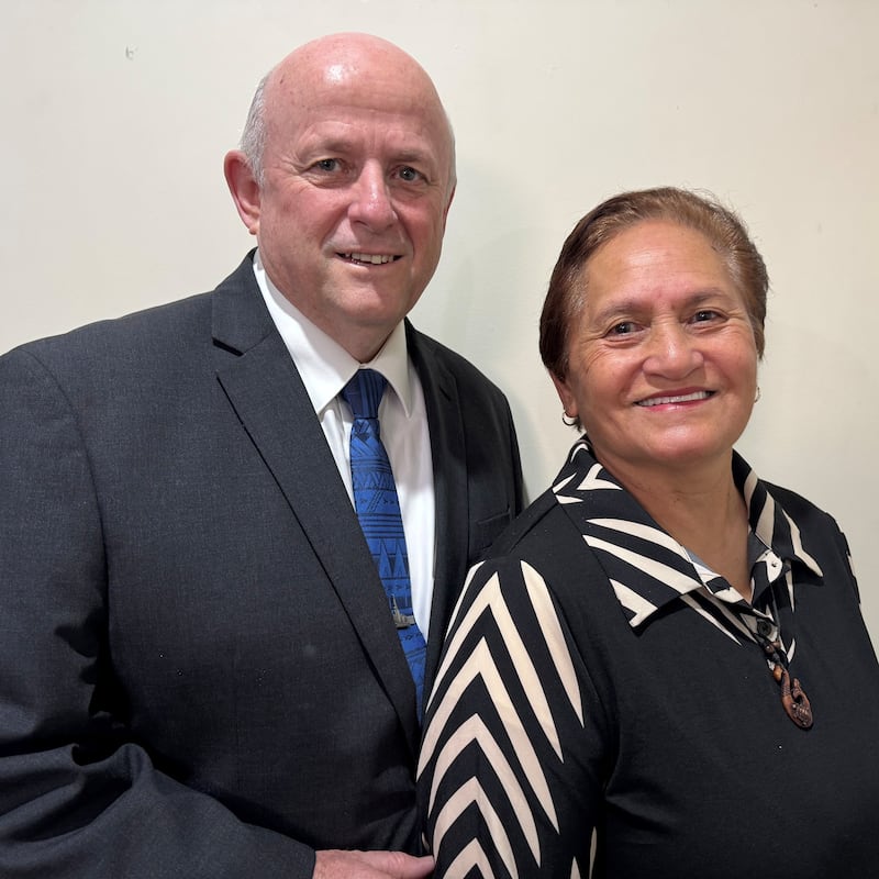 Robert H. Simpson e Jinny Simpson, que servirão como presidente e matrona do novo Templo de Port Vila Vanuatu.