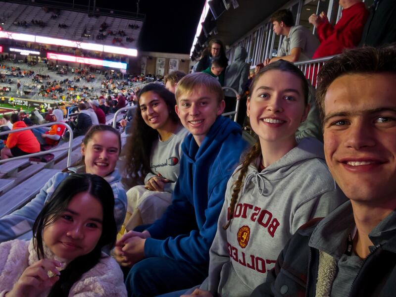 Cinco jovens adultos solteiros assistem juntos a um jogo de futebol americano do Boston College em Cambridge, Massachusetts, 11 de outubro de 2025.