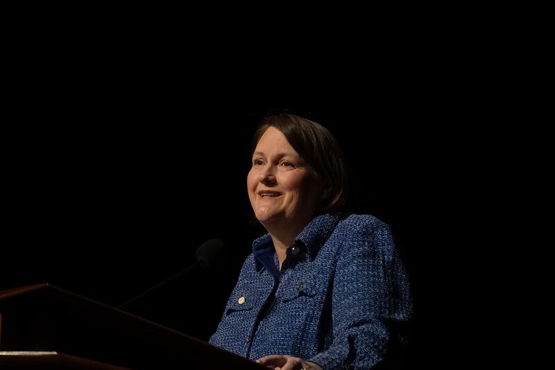 Editora do Deseret News, Sarah Jane Weaver, fala durante o devocional do Ensign College realizado no Conference Center Theater em Salt Lake City na terça-feira, 28 de janeiro de 2026.