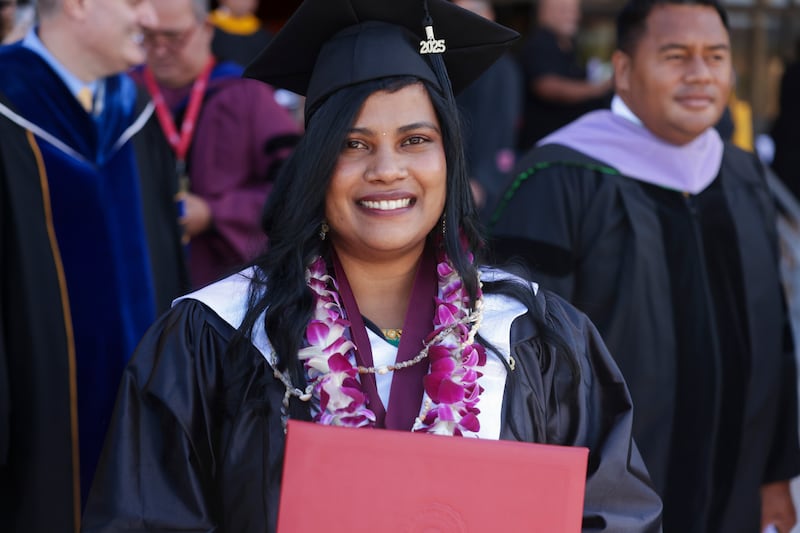 Os formandos da BYU–Hawaii celebram com familiares e amigos fora do Cannon Activities Center em Laie, Havaí, após a formatura na sexta-feira, 12 de dezembro de 2025.