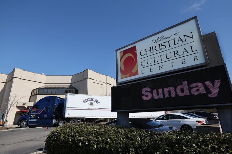 Um caminhão da Deseret Transportation de A Igreja de Jesus Cristo dos Santos dos Últimos Dias entrega alimentos doados ao Christian Cultural Center no Brooklyn, Nova York, na sexta-feira, 4 de março de 2022.