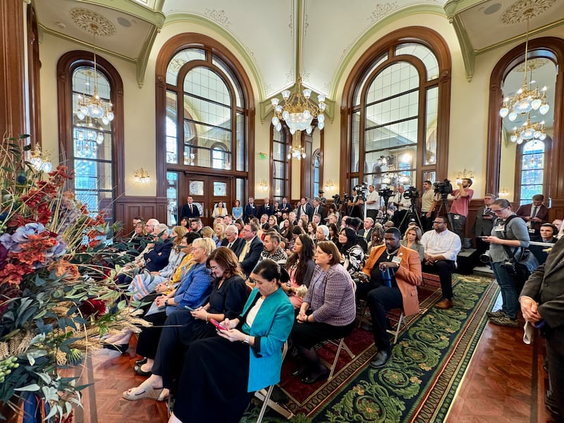 As pessoas ouvem no evento de mídia terça-feira, 1º de setembro de 2026, em Salt Lake City anunciando o tema "Alegrem-se em Cristo" para a casa aberta e celebração próximas do histórico Templo de Salt Lake de A Igreja de Jesus Cristo dos Santos dos Últimos Dias.