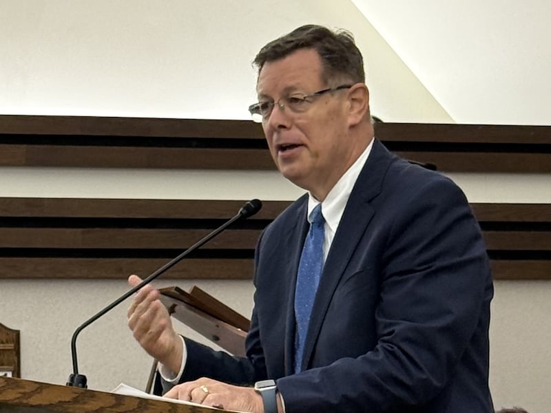 Élder Clark G. Gilbert do Quórum dos Doze Apóstolos fala aos jovens hispânicos da Área Central dos EUA d'A Igreja de Jesus Cristo dos Santos dos Últimos Dias no Centro de Estaca Schaumburg Illinois em Chicago, Illinois no domingo, 20 de setembro de 2026.