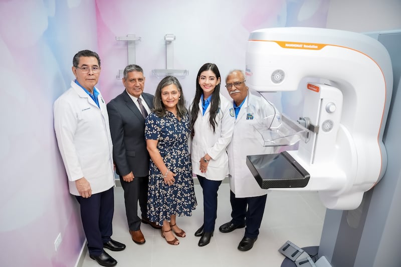 Dois oficiais do hospital no Hospital Docente Carlos Roberto Huembes comparecem com Élder Patricio M. Giuffra e Irmã María Eugenia Giuffra na inauguração da nova clínica para mulheres em Manágua, Nicarágua, em 4 de setembro de 2026.