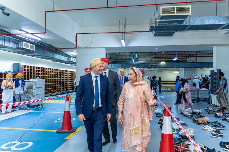 Élder Roland J. Bäck, um Setenta Autoridade Geral, e Bubbles Kandhari, vice-presidente do Guru Nanak Darbar Gurudwara, conversam antes de uma cerimônia de distribuição de kits de alimentos em Dubai, Emirados Árabes Unidos, no domingo, 30 de agosto de 2026. Os kits de alimentos foram montados por membros da comunidade sikh e membros de A Igreja de Jesus Cristo dos Santos dos Últimos Dias em um projeto de serviço combinado.