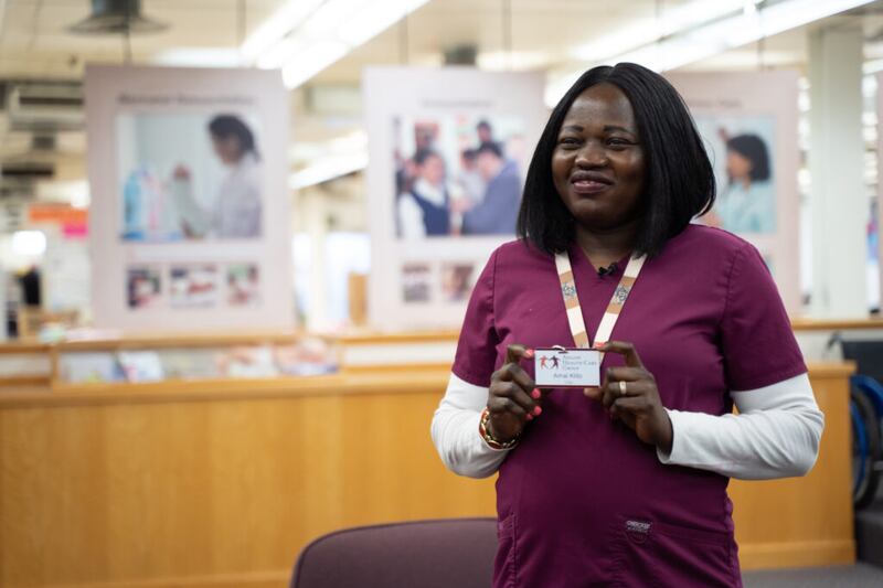 Amal Klito, uma imigrante do Sudão que agora é assistente certificada de enfermagem, é uma das histórias de sucesso do Centro Humanitário da Igreja em Salt Lake City, em novembro de 2021.