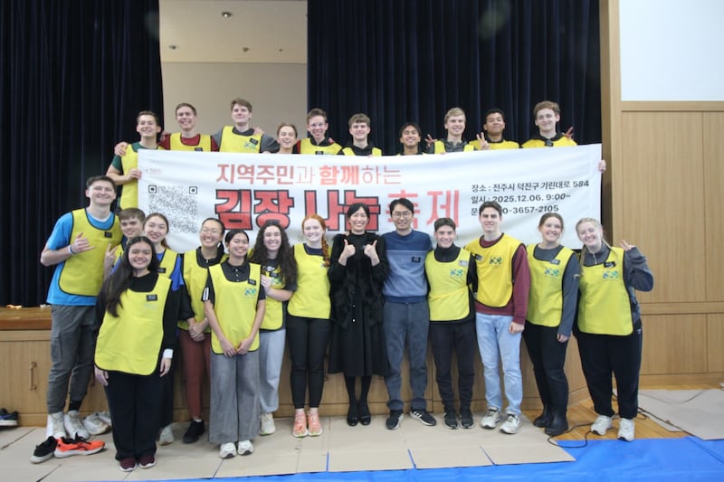 Missionários da Missão Coreia Seul Sul sorriem para uma foto em grupo no festival anual "Festival de Compartilhamento de Kimchi" em Jeonjo, Coreia do Sul, em 6 de dezembro de 2025.