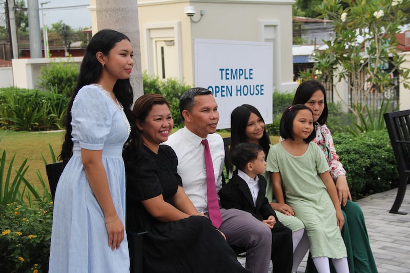 Uma família tira uma foto do lado de fora do Templo de Davao Filipinas no último dia da visitação pública, 10 de abril de 2026.