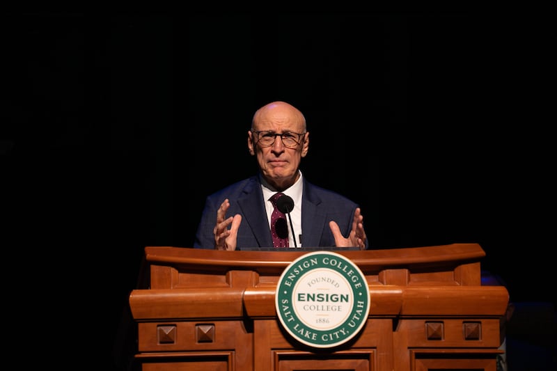 Elder Arnulfo Valenzuela da Presidência dos Setenta discursa durante o devocional do Ensign College realizado no Teatro do Centro de Conferências no centro de Salt Lake City, na terça-feira, 17 de fevereiro de 2026.