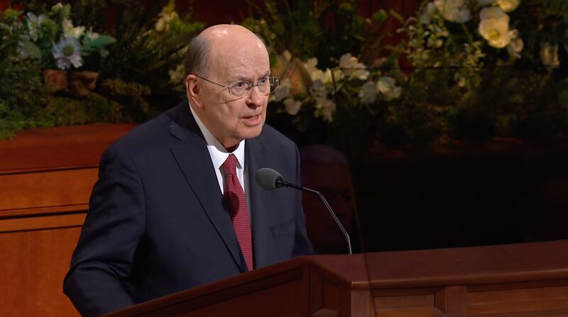 O Élder Quentin L. Cook do Quórum dos Doze Apóstolos fala durante a sessão da tarde de domingo da 196ª Conferência Geral Anual de A Igreja de Jesus Cristo dos Santos dos Últimos Dias no Centro de Conferências em Salt Lake City em 5 de abril de 2026.