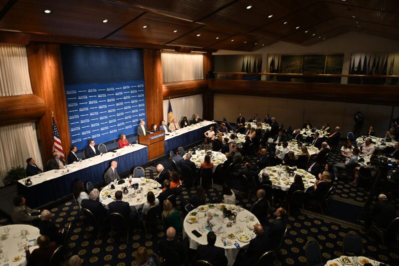Élder David A. Bednar, do Quórum dos Doze Apóstolos, responde perguntas feitas após seu discurso no National Press Club em Washington, D.C., na quinta-feira, 26 de maio de 2022.