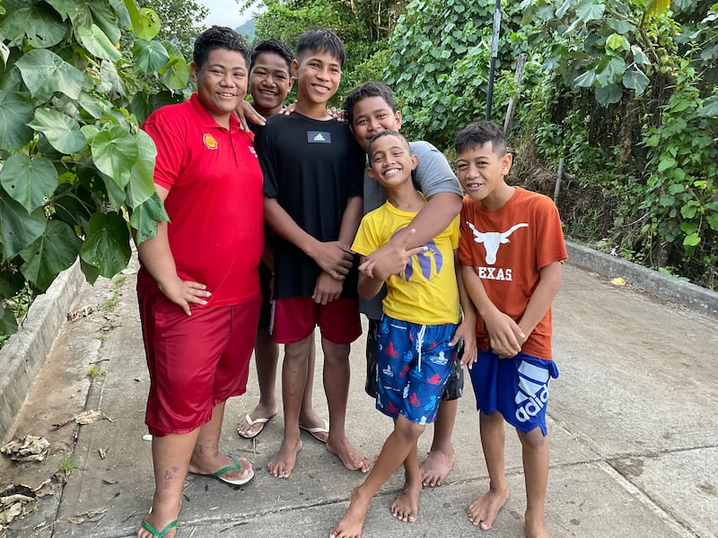 Um grupo de rapazes participa de uma conferência de jovens santos dos últimos dias em Sauniatu, Samoa, em abril de 2023.