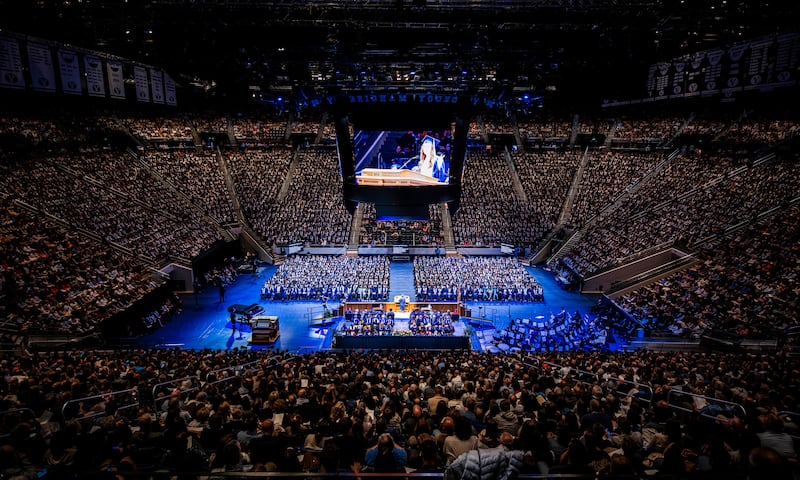 Mais de 7.000 formandos da BYU e seus amigos e familiares enchem o Marriott Center para a cerimônia de formatura na quinta-feira, 23 de abril de 2026.