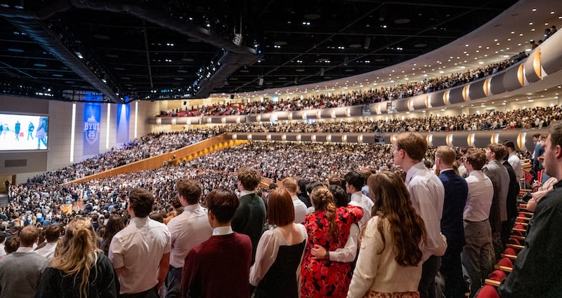 Estudantes da BYU–Idaho se reúnem no Centro BYU–I em Rexburg, Idaho, para ouvir o devocional com Élder Neil L. Andersen do Quórum dos Doze Apóstolos no domingo, 22 de fevereiro de 2026.