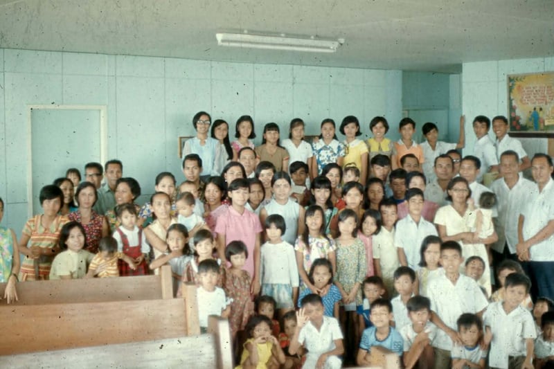 Membros do Ramo Bacolod, de Bacolod, Filipinas, tirada em outubro de 1971 por Elder Paul Blair.