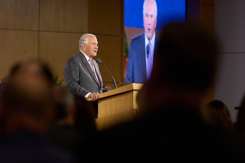 Elder Ronald A. Rasband discursa durante o Seminário de 2026 para Novos Líderes de Missão na quinta-feira, 18 de junho de 2026, no Centro de Treinamento Missionário de Provo, em Provo, Utah.