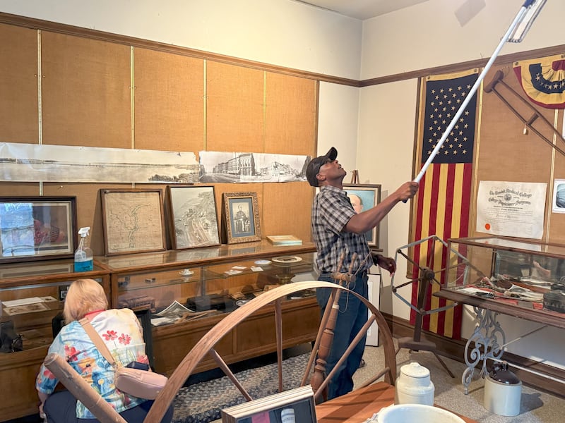 Um homem e uma mulher limpam o Museu Miller House em Keokuk, Iowa, em 20 de setembro de 2025, como parte de um projeto de serviço organizado em conjunto com a Conferência Mega de Nauvoo para Adultos Solteiros realizada em Nauvoo, Illinois.
