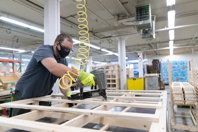 Os colaboradores da Deseret Industries são pagos enquanto aprendem novas habilidades profissionais e desenvolvem um histórico de trabalho no Centro Humanitário e na vizinha Deseret Manufacturing em Salt Lake City, em novembro de 2021.