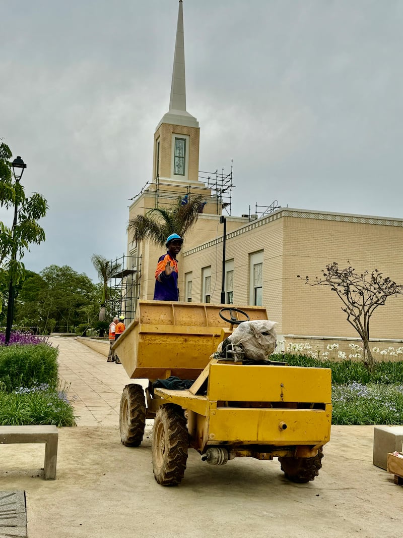 Reginald Magocha, que trabalha como motorista de caminhão pequeno, é fotografado do lado de fora do Templo de Harare Zimbábue durante sua construção.