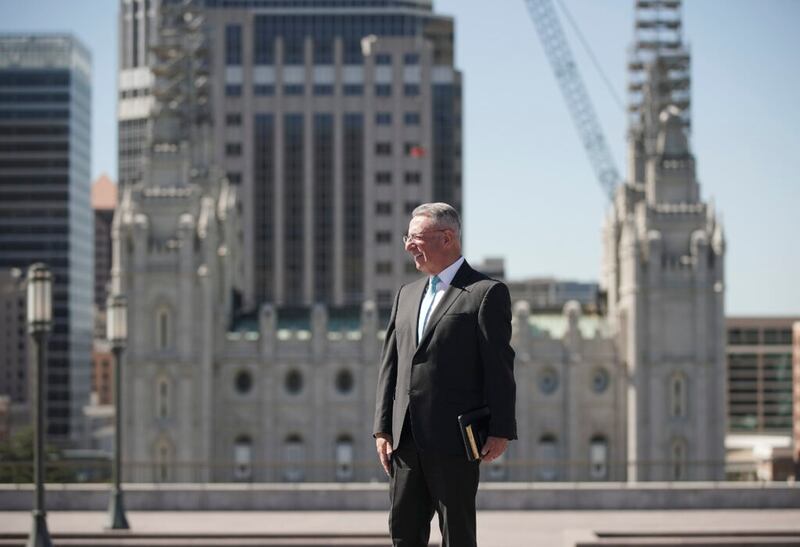 Élder Ulisses Soares, do Quórum dos Doze Apóstolos de A Igreja de Jesus Cristo dos Santos dos Últimos Dias, olha a vista da cobertura do Centro de Conferências em Salt Lake City na terça-feira, dia 23 de junho de 2020.