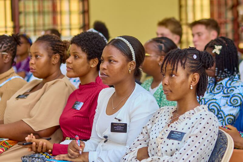 Missionários da Missão Benin Cotonou reúnem-se no Centro de Estaca Lomé Togo Agoe para ouvir Elder Quentin L. Cook em 18 de fevereiro de 2026.