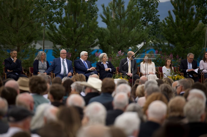 Santos dos Últimos Dias e membros da comunidade se reúnem na cerimônia de lançamento da pedra fundamental do Templo de Missoula Montana.